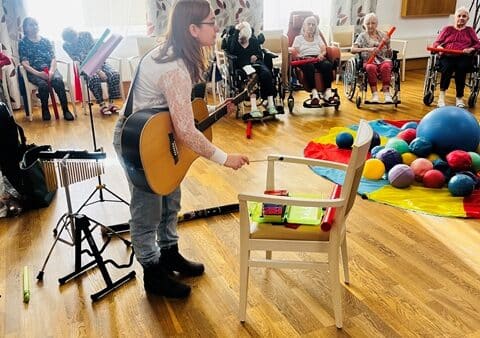 Muzikoterapie s Růženkou v SeniorCentru Modřice
