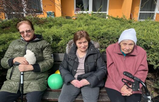 Jarní chvíle v zahradě SeniorCentra Modřice
