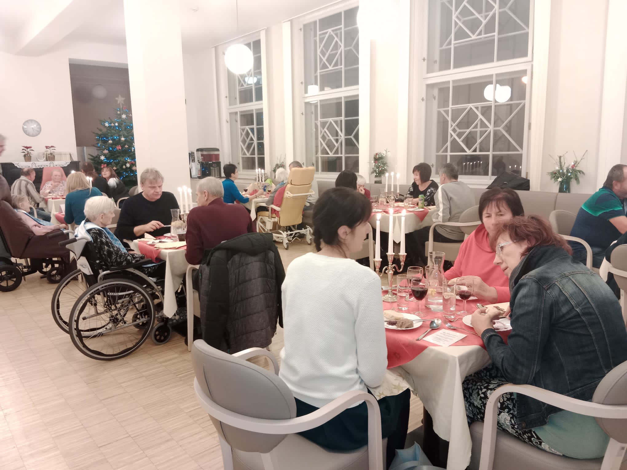 Večeře při svíčkách v SeniorCentru Chrudim