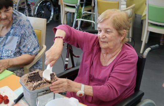 Příprava ovocného poháru v SeniorCentru Havířov