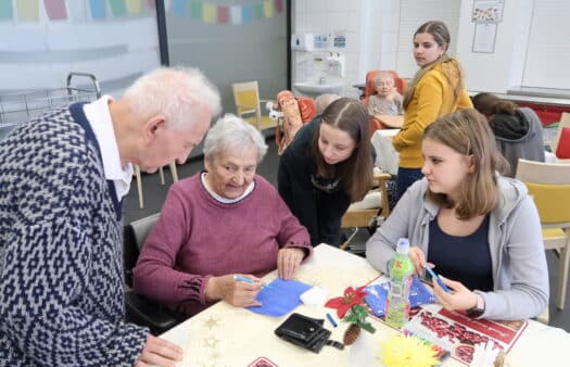 Výroba přáníček v SeniorCentru Havířov