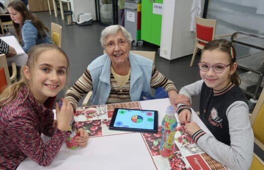 Studenti ze ZŠ Moravská seznámili klienty SeniorCentra s tablety