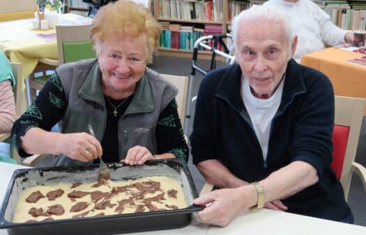 Pečení mramorové buchty s klienty SeniorCentra Havířov