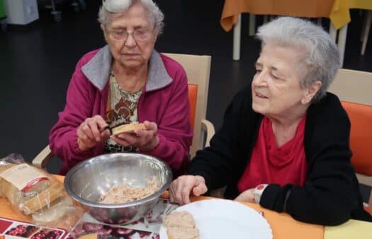 Příprava pomazánek s klientkami SeniorCentra Havířov