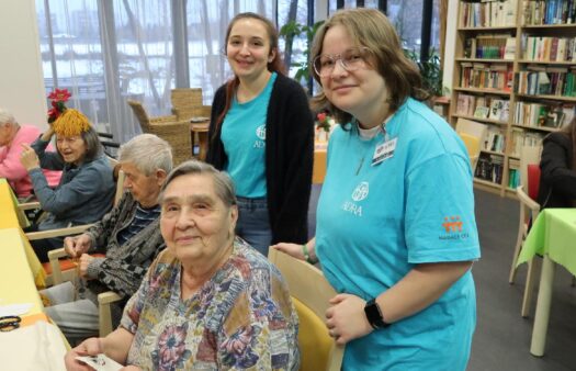 Šití panenek pro UNICEF s klienty SeniorCentra Havířov