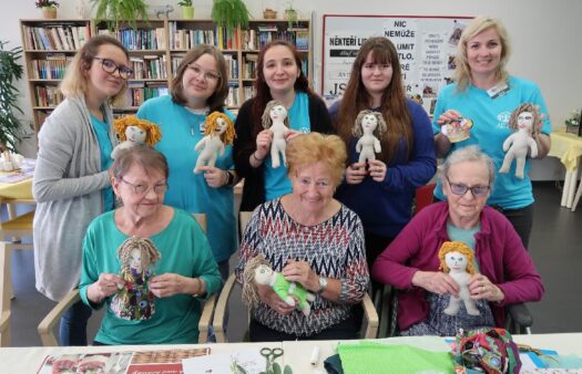 Panenky pro UNICEF od klientek SeniorCentra Havířov