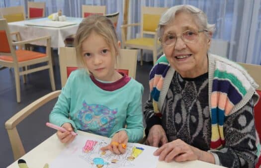 Děti pomáhaly klientům SeniorCentra Havířov s pečením