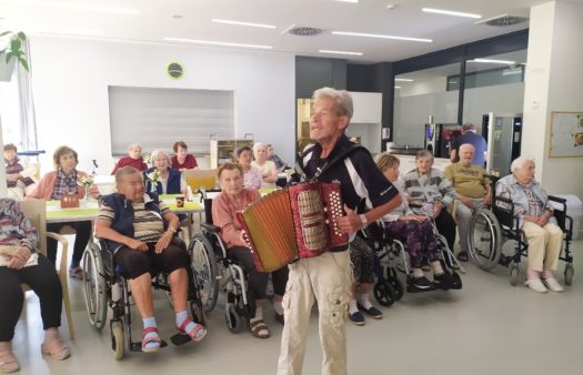Vystoupení harmonikáře v SeniorCentru Hradec Králové