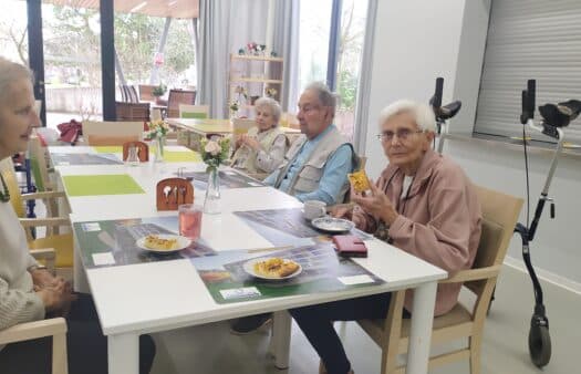 Pečení piškotového dezertu s klienty SeniorCentra v Hradci