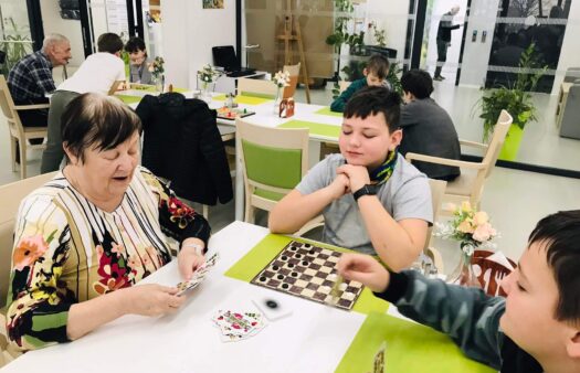 Hraní stolních her s dětmi ze základní školy