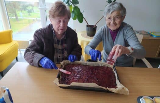 Klientky SeniorCentra Hradec Králové napekly zákusky na karneval pro rodiny s dětmi
