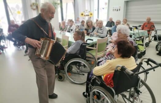 Nový harmonikář v SeniorCentru Hradec Králové