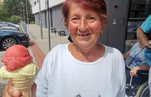 Pravidelná návštěva zmrzlikáry v našem SeniorCentru