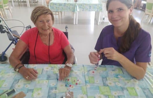 Navlékání korálků s kllientkami SeniorCentra Hradec Králové