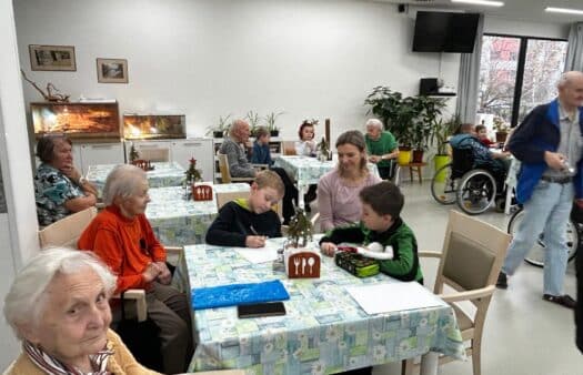 Vánoční návštěva dětí ZŠ Štefánikova v SeniorCentru Hradec Králové