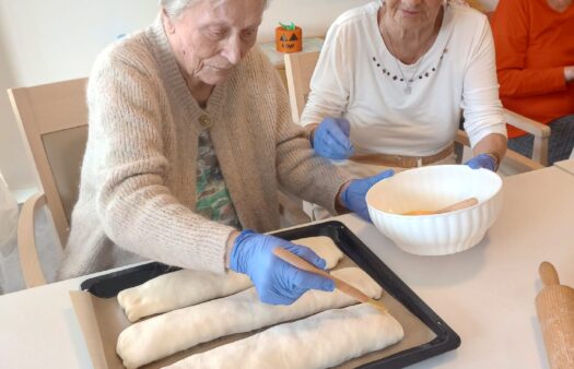 Pečení závinů s klienty SeniorCentra Hradec Králové