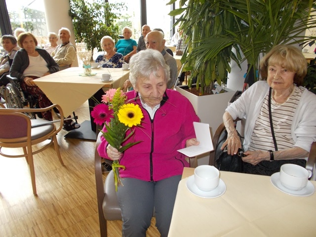 Narozeninová oslava pro zářijové oslavence v SeniorCentrum Klamovka.
