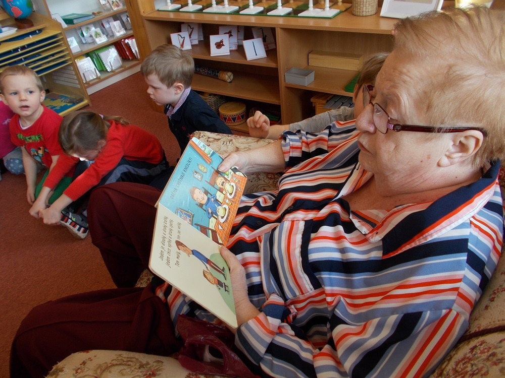 Pravidelného čtení dětem v Montessori školce