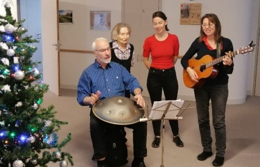 První vlaštovky a rozsvícený strom v SeniorCentru Klamovka