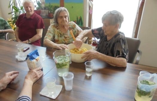 Společná příprava bramboráků v SeniorCentru Kolín