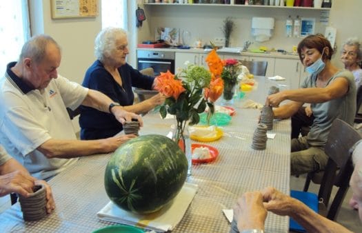 Vázičky z keramické hlíny a ovocné koláče v SeniorCentru Kolín