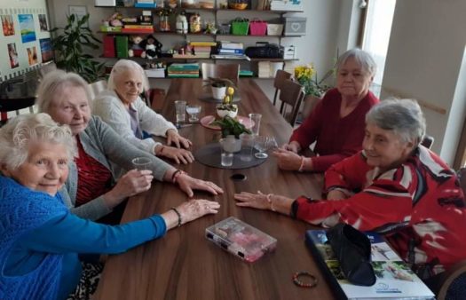 Výroba náramků v SeniorCentru Kolín