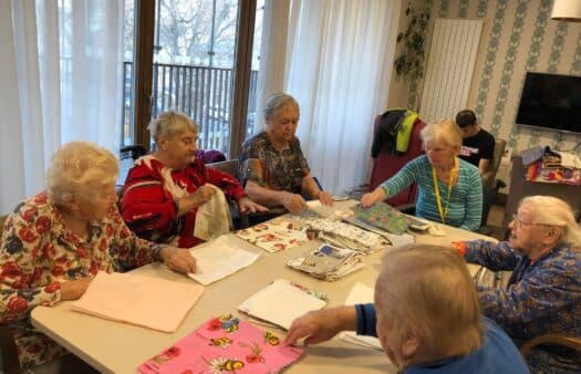 Klienti SeniorCentra Kolín plnili polštářky pro děti v nemocnicích