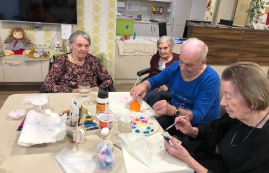Malování andělů s klienty SeniorCentra Kolín