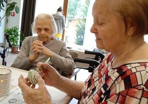 Malování kraslic voskovou technikou s klienty SeniorCentra Kolín