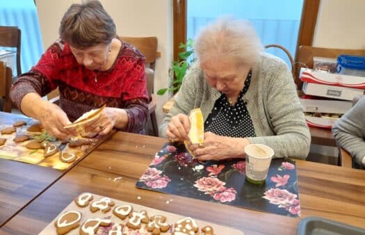 SeniorCentrum Kolín: Pečení perníčků se studenty