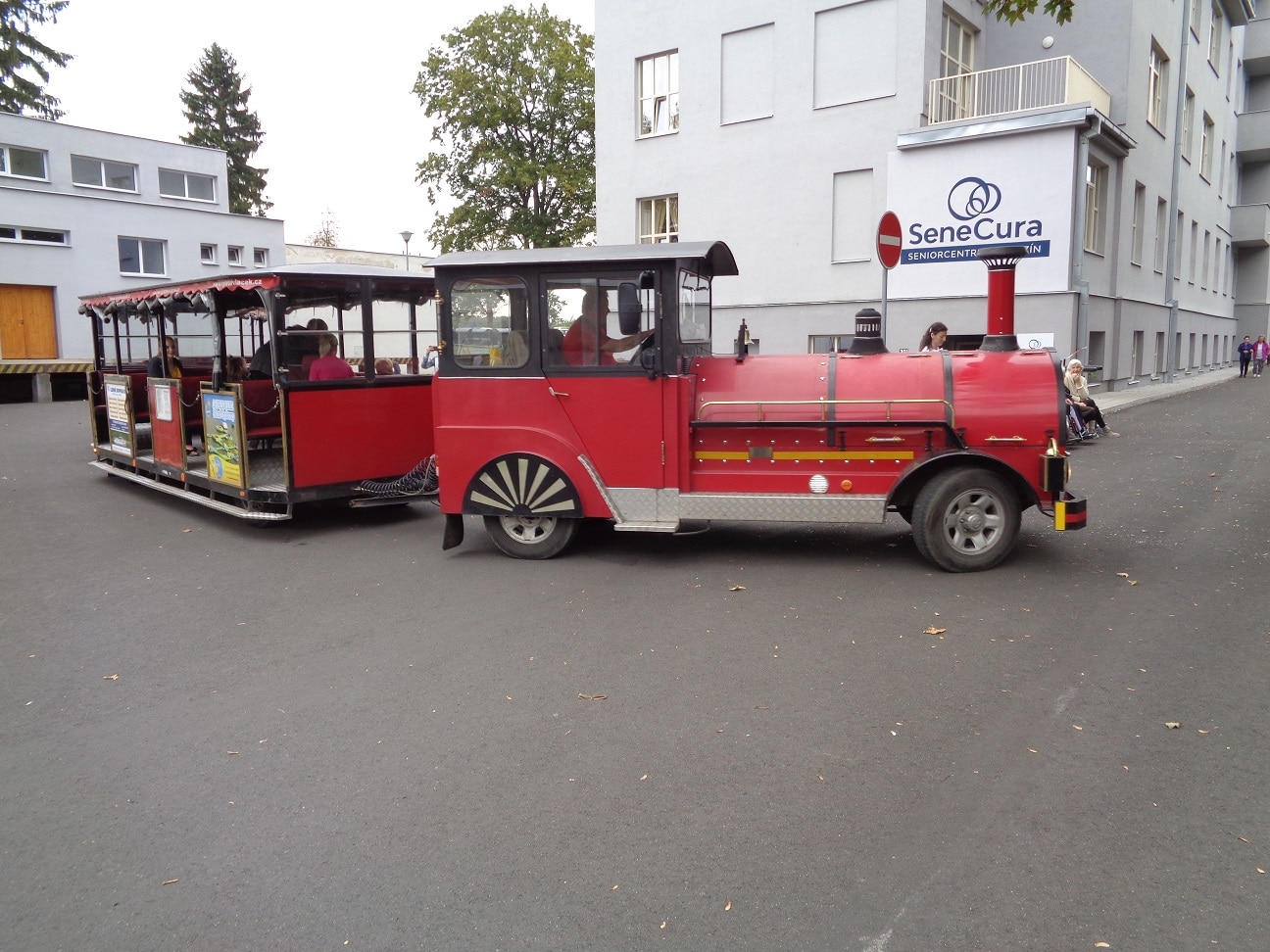 Projížďka vláčkem pro klienty v SeniorCentru Terezín