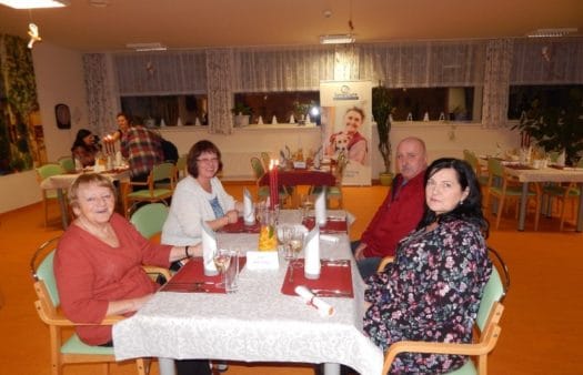 Večeře při svíčkách v SeniorCentru Terezín