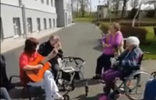 Video - zpíváme si pro radost v SeniorCentru Terezín