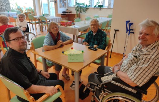 Turnaj v Člověče nezlob se v SeniorCentru Terezín