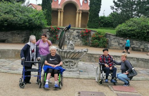 Výlet na zámek Ploskovice s klienty SeniorCentra Terezín