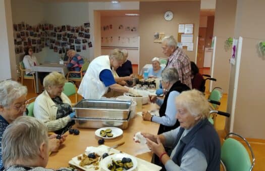 Zavařování švestkových kompotů s klienty SeniorCentra Terezín