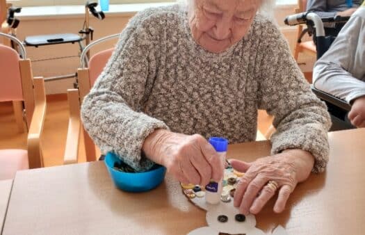 Jarní a velikonoční tvoření s klienty SeniorCentra Terezín