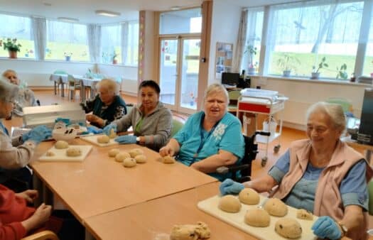 Klienti SeniorCentra Terezín upekli mazance, které předali dětem z dětského domova