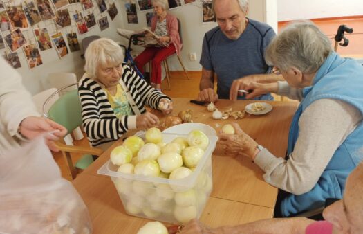 Pomoc v kuchyni: Klienti podali pomocnou ruku při loupání cibule a česneku